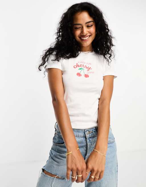 Camiseta blanca con diseño encogido y estampado de texto y cerezas de Mango