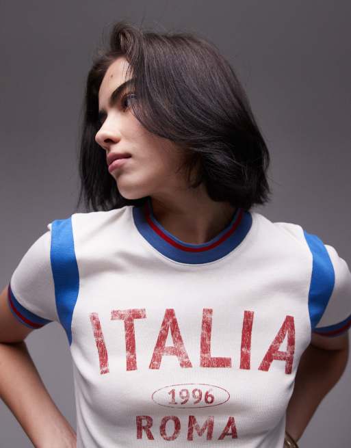 Camiseta blanca con diseño encogido y estampado deportivo 