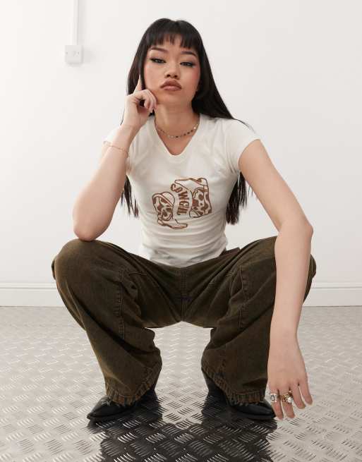 Camiseta blanca con diseño encogido y estampado flocado de botas y texto 