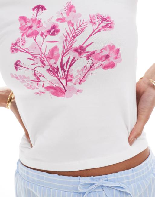 Camiseta blanca con diseño encogido y estampado floral efecto espray de ASOS DESIGN, 3 de 4