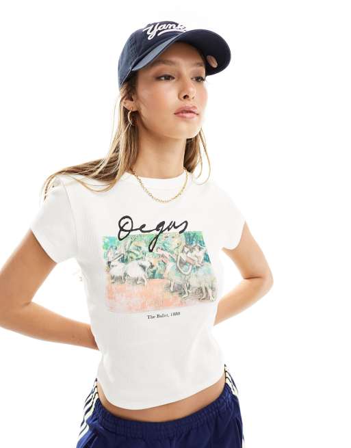 Camiseta blanca con diseño encogido y estampado gráfico con licencia de 