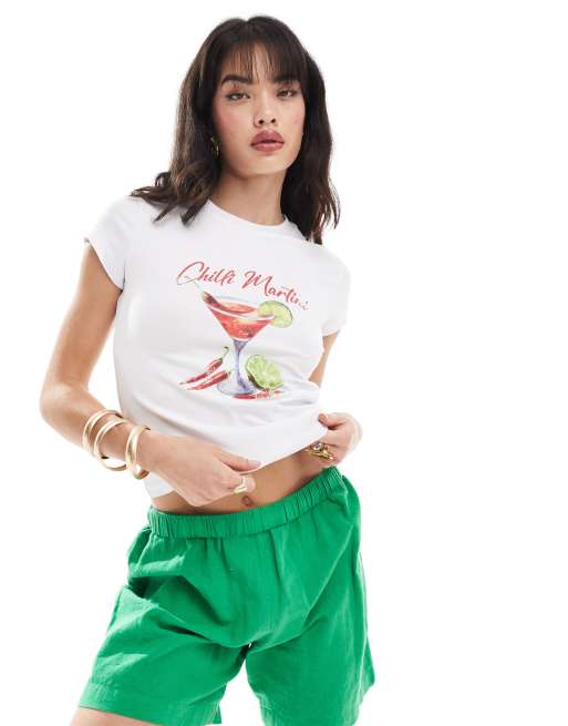 Camiseta blanca con diseño encogido y estampado gráfico de bebida y texto 