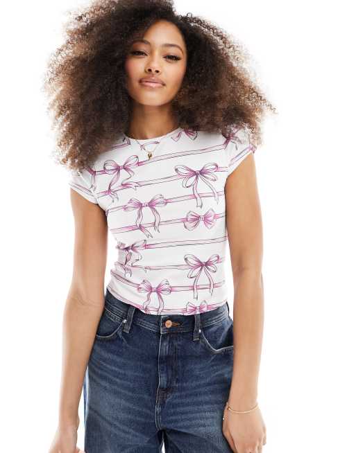 Camiseta blanca con diseño encogido y estampado gráfico de lazo de ASOS DESIGN