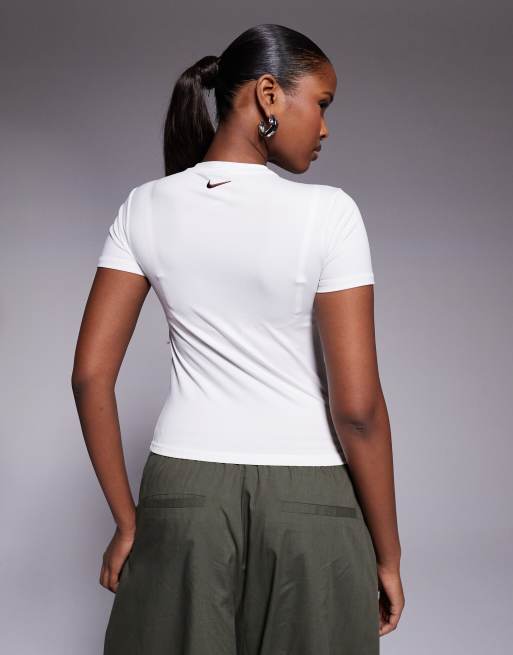 Camiseta blanca con diseño encogido y estampado gráfico de Nike, 4 de 4