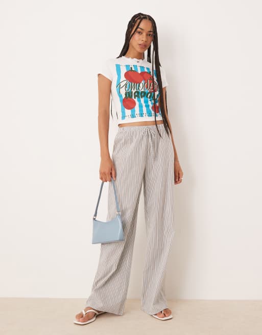 Camiseta blanca con diseño encogido y estampado gráfico de tomate de ASOS DESIGN, 2 de 4