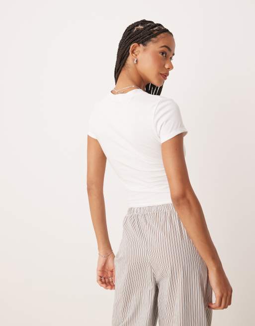Camiseta blanca con diseño encogido y estampado gráfico de tomate de ASOS DESIGN, 4 de 4