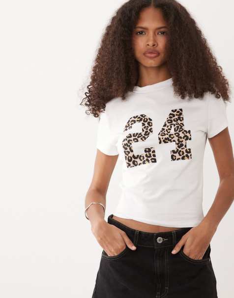 Camiseta blanca con diseño encogido y estampado número con fondo de leopardo de ASOS DESIGN - view 1