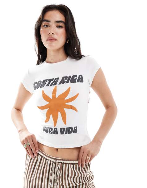 Camiseta blanca con diseño encogido y flor con cuentas de ASOS DESIGN - view 1