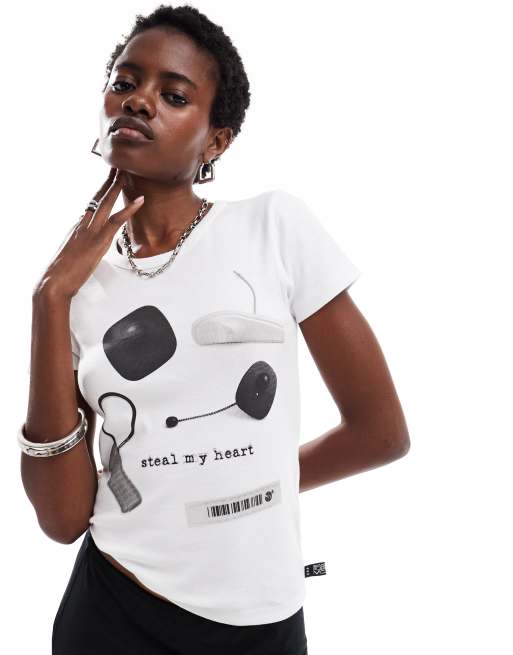 Camiseta blanca con diseño encogido y texto 