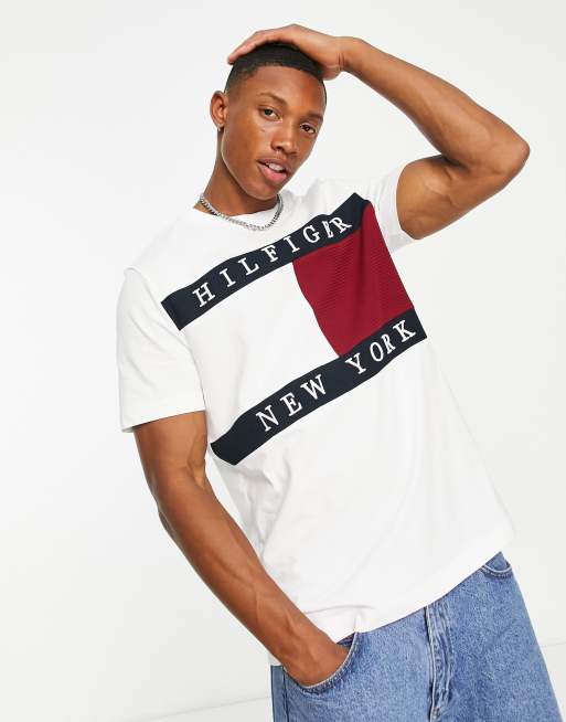 Camiseta blanca con diseño estructurado de bandera grande de Tommy Hilfiger