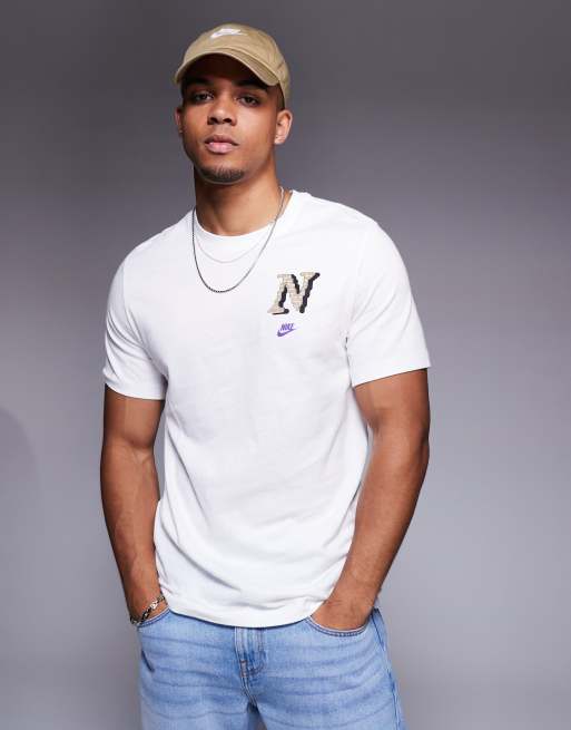 Camiseta blanca con diseño universitario de Nike Club, 2 de 4