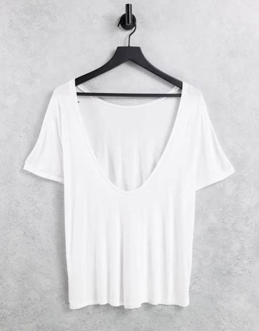Camiseta blanca con espalda escotada de NA-KD