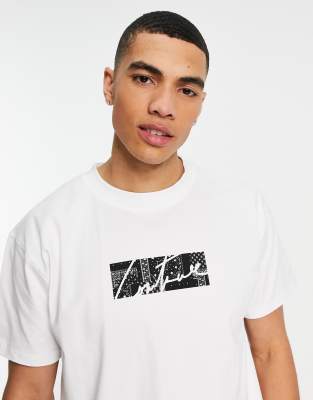 Camiseta blanca con estampado de bandana y logotipo cuadrado de The Couture Club