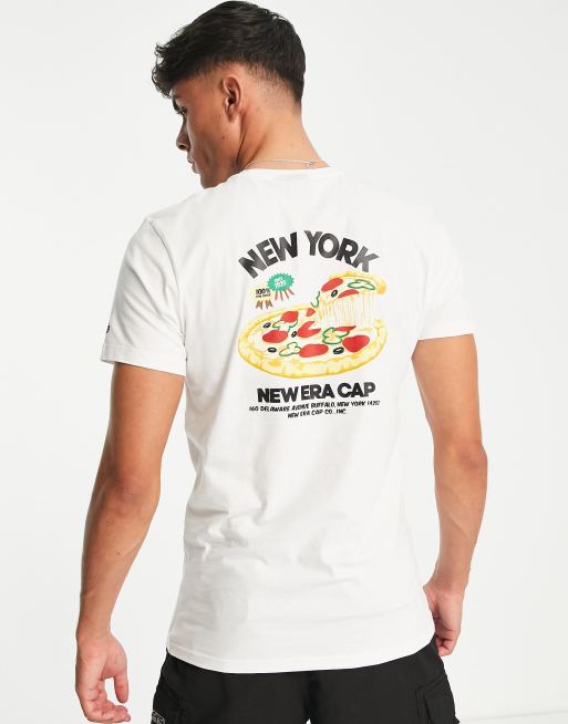 Camiseta blanca con estampado de pizza en la espalda y texto 
