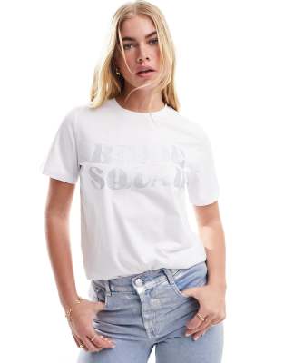 Camiseta blanca con estampado de texto con purpurina plateada en la parte delantera 