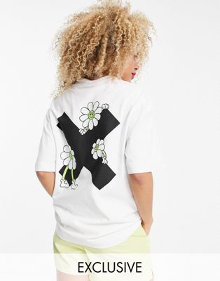 Camiseta blanca de algodón estampada con el logotipo y g…