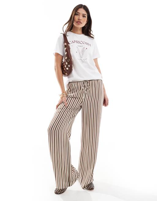 Camiseta blanca con estampado del signo zodiacal 