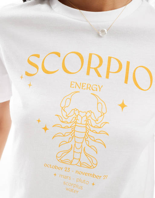 Camiseta blanca con estampado del signo zodiacal Escorpio de PIECES, 2 de 4