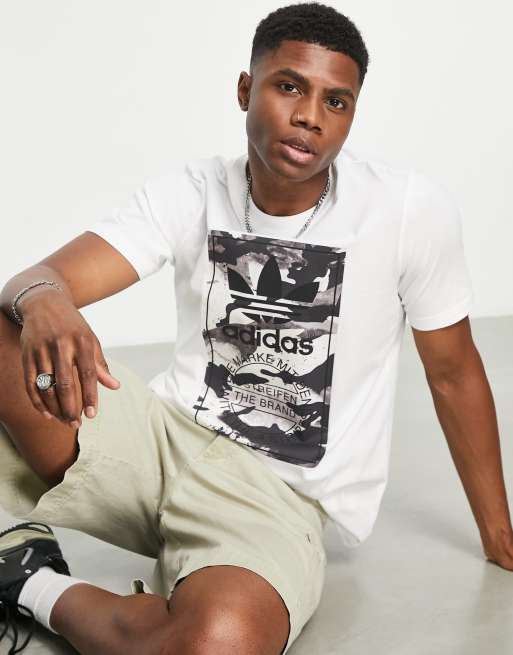 Camiseta blanca con estampado gráfico de camuflaje de adidas Originals