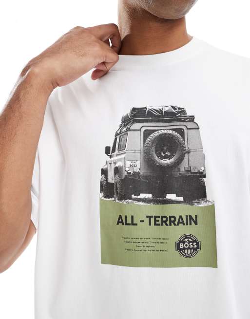 Camiseta blanca con estampado gráfico de coche en el pecho de BOSS Orange, 3 de 4
