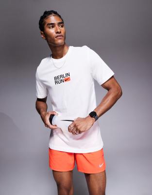 Camiseta blanca con estampado gráfico de la maratón de Berlin Dri-FIT ...