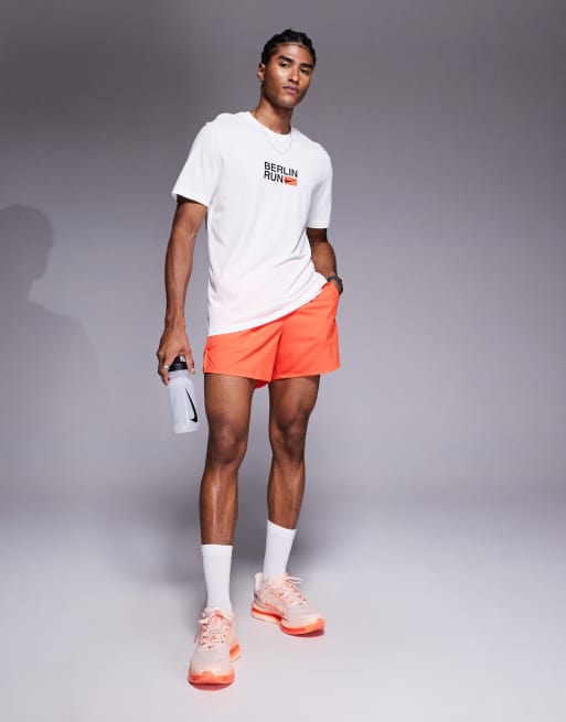 Camiseta blanca con estampado gráfico de la maratón de Berlin Dri-FIT de Nike Running, 4 de 4