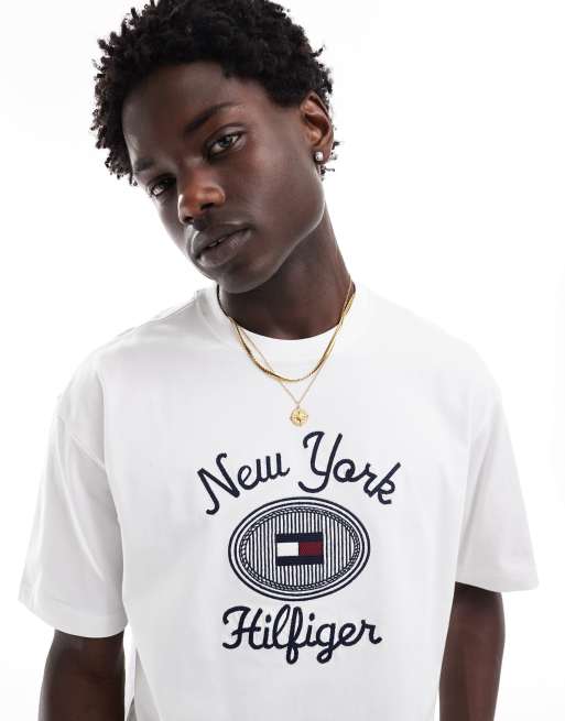 Camiseta blanca con estampado gráfico de logo "New York" de Tommy Hilfiger, 3 de 4