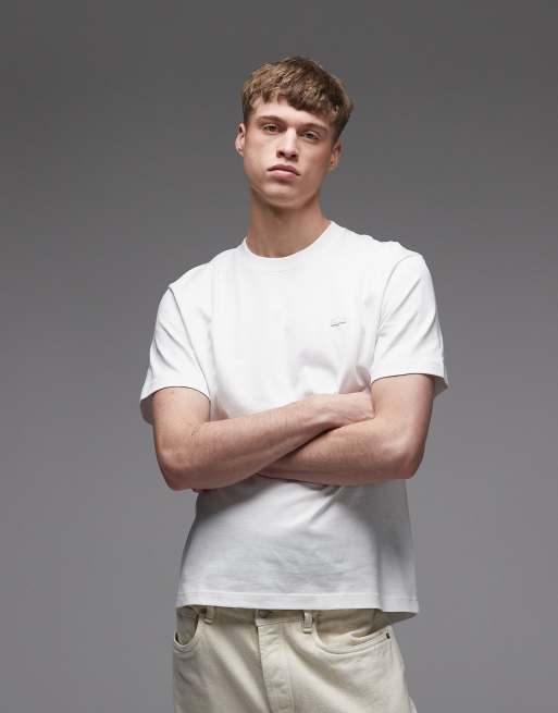 Camiseta blanca con estampado gráfico de pista de tenis en la espalda de Lacoste, 3 de 5