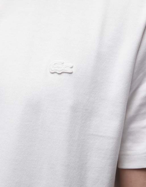 Camiseta blanca con estampado gráfico de pista de tenis en la espalda de Lacoste, 5 de 5