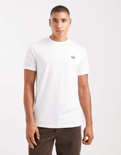 Camiseta blanca con estampado gráfico distintivo de Fred Perry, 3 de 5
