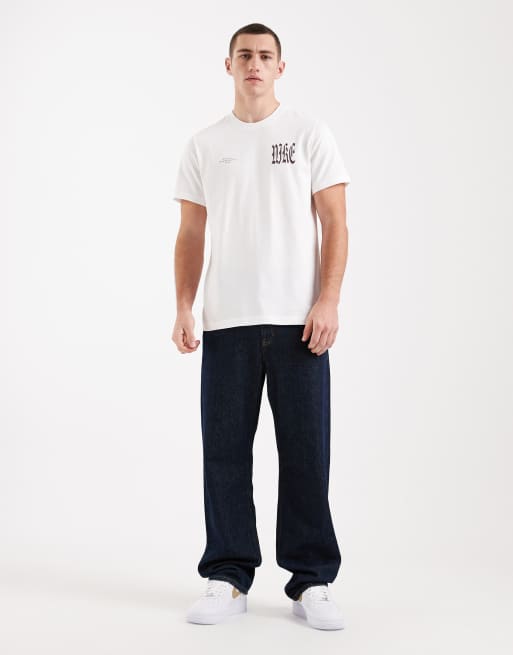 Camiseta blanca con estampado gráfico en la espalda de Nike Club, 2 de 5