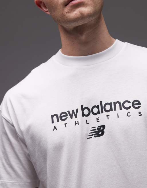 Camiseta blanca con estampado gráfico lineal de New Balance, 3 de 5