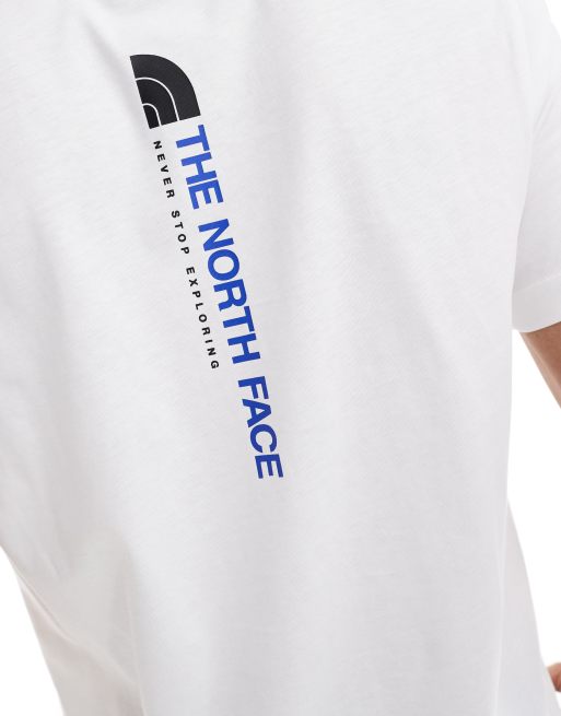Camiseta blanca con estampado trasero vertical del logo de The North Face, 2 de 4