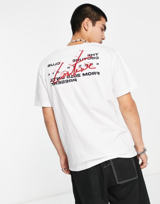 Camiseta blanca con estampados posicionales del logo de The Couture Club