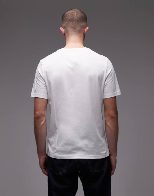 Camiseta blanca con logo apilado de texto en el centro de Tommy Hilfiger, 3 de 5
