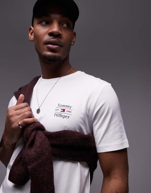 Camiseta blanca con logo apilado en el pecho de Tommy Hilfiger, 3 de 4