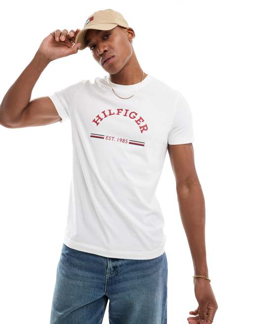 Camiseta blanca con logo arqueado de Tommy Hilfiger