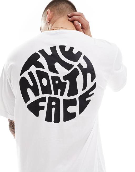 Camiseta blanca con logo circular estampado en la espalda de The North Face, 2 de 4