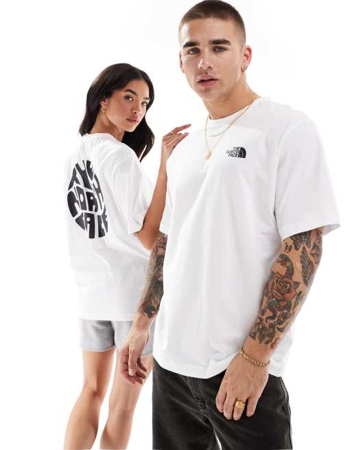 Camiseta blanca con logo circular estampado en la espalda de The North Face, 4 de 4