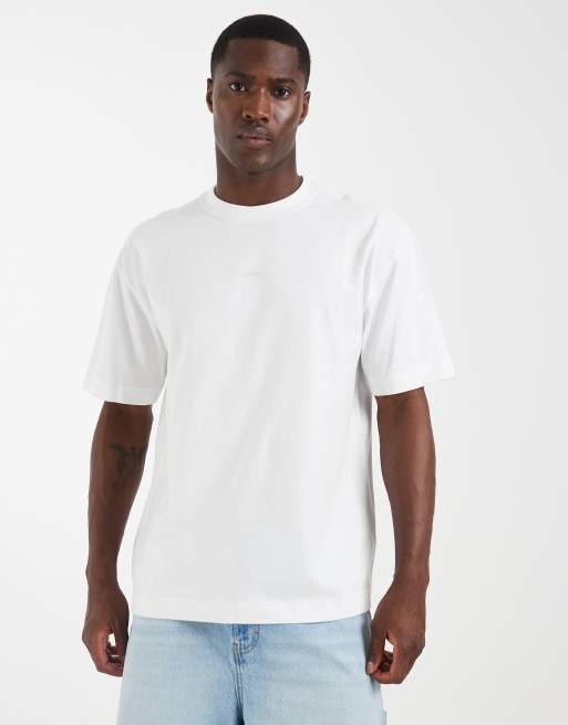 Camiseta blanca con logo en el pecho de Hollister