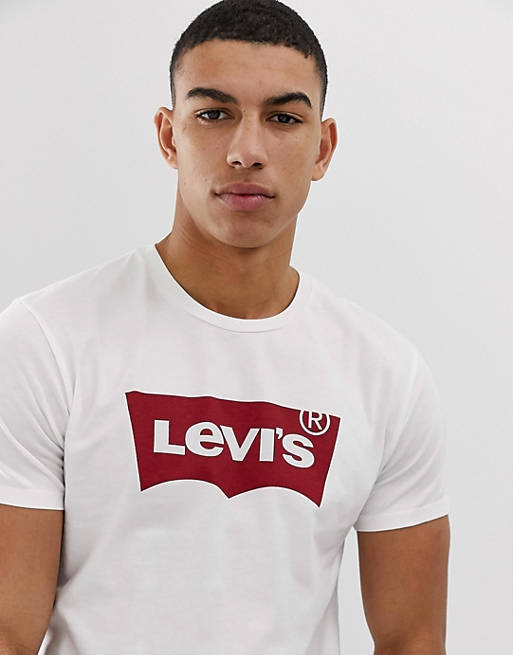 Camiseta blanca con logo estilo ala de murciélago de Levi's