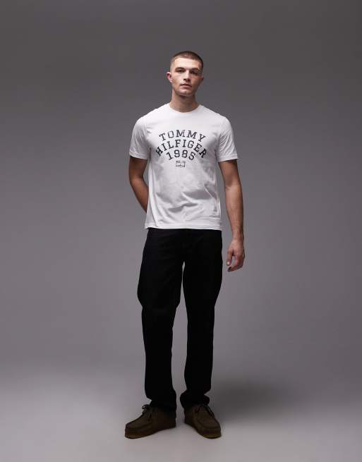 Camiseta blanca con logo grande arqueado "1985" de Tommy Hilfiger, 2 de 5