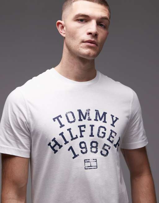 Camiseta blanca con logo grande arqueado "1985" de Tommy Hilfiger, 5 de 5