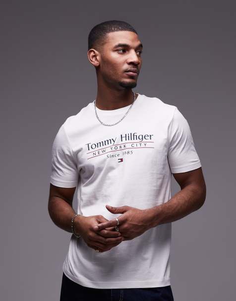 Camiseta blanca con logo lineal apilado en la parte central del pecho de Tommy Hilfiger - view 1