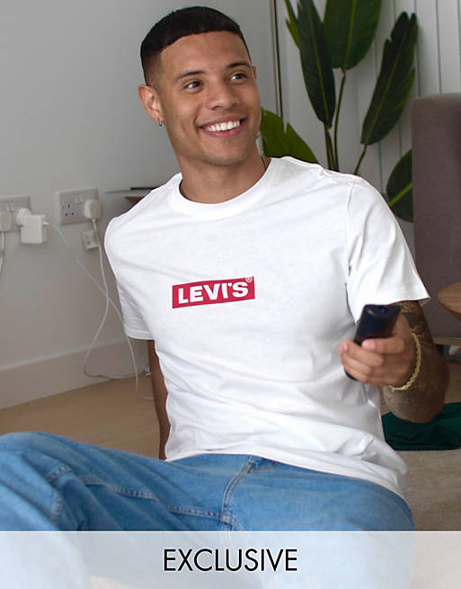 Camiseta blanca con logo rectangular pequeño de Levi's