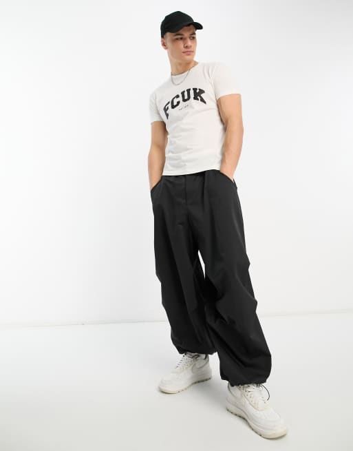 Camiseta blanca con logo universitario negro de FCUK
