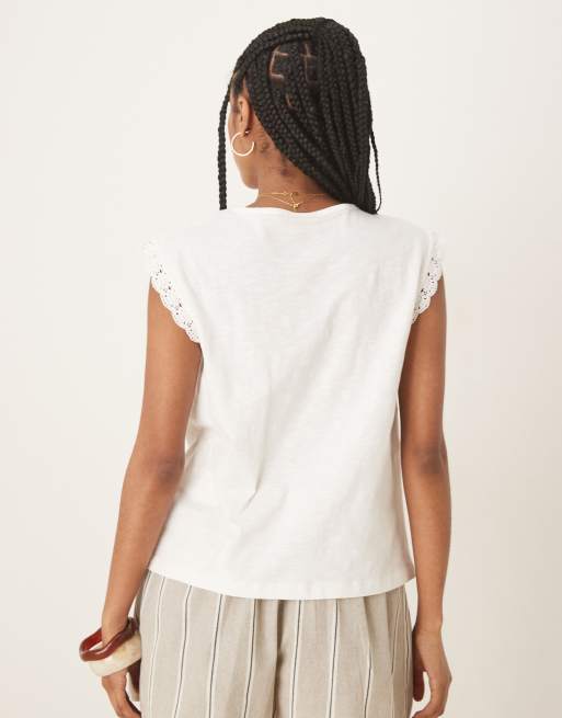 Camiseta blanca con mangas de casquillo y ribetes de croché de JDY, 3 de 4