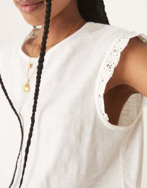 Camiseta blanca con mangas de casquillo y ribetes de croché de JDY, 4 de 4