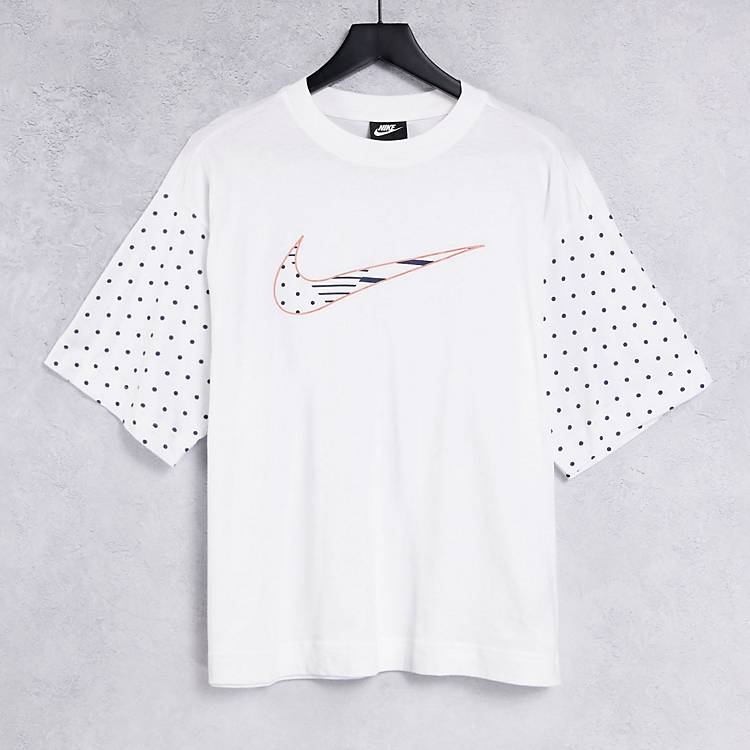 rival Suposiciones, suposiciones. Adivinar aquí Camiseta blanca con mangas de lunares en contraste y logo de Nike | ASOS