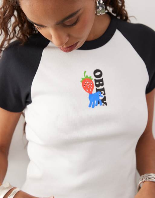 Camiseta blanca con mangas raglán y logo gráfico de fresa de Obey, 4 de 4